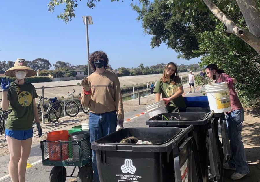 Ballona+Creek+Renaissance+members+sorting+trash+during+a+creek+cleanup.+%28From+left+to+right%3A+Abby+Cregor%2C+Miles+Griffin%2C+Claudia+Lowey%2C+Eve+Mott%29